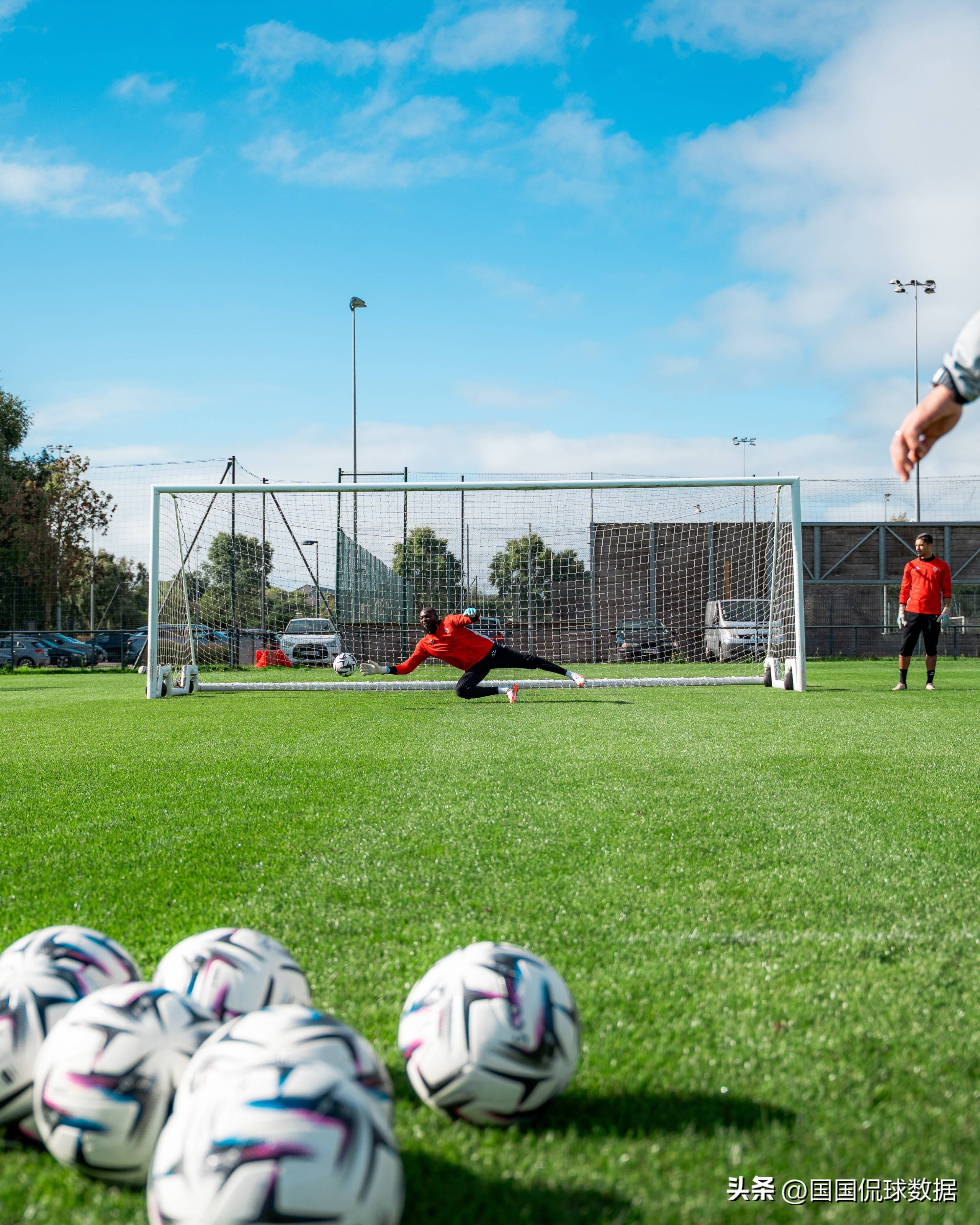 赛地聚焦——法甲冲刺阶段热度飙升，上海海港防线松动，话题不断，球队文化再被提及的简单介绍