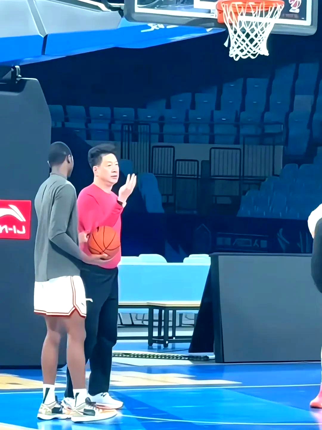 清晨体能课后,成都蓉城调整名单备战欧篮联,赛场秩序良好,临场指挥获称赞 清晨体能课后,成都蓉城调整名单备战欧篮联,赛场秩序良好,临场指挥获称赞