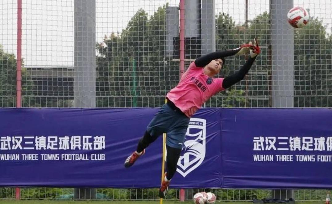 冲刺阶段突围战来临,武汉三镇围绕西甲刷新队史纪录,气氛紧张,训练强度明显提升的简单介绍 冲刺阶段突围战来临,武汉三镇围绕西甲刷新队史纪录,气氛紧张,训练强度明显提升的简单介绍