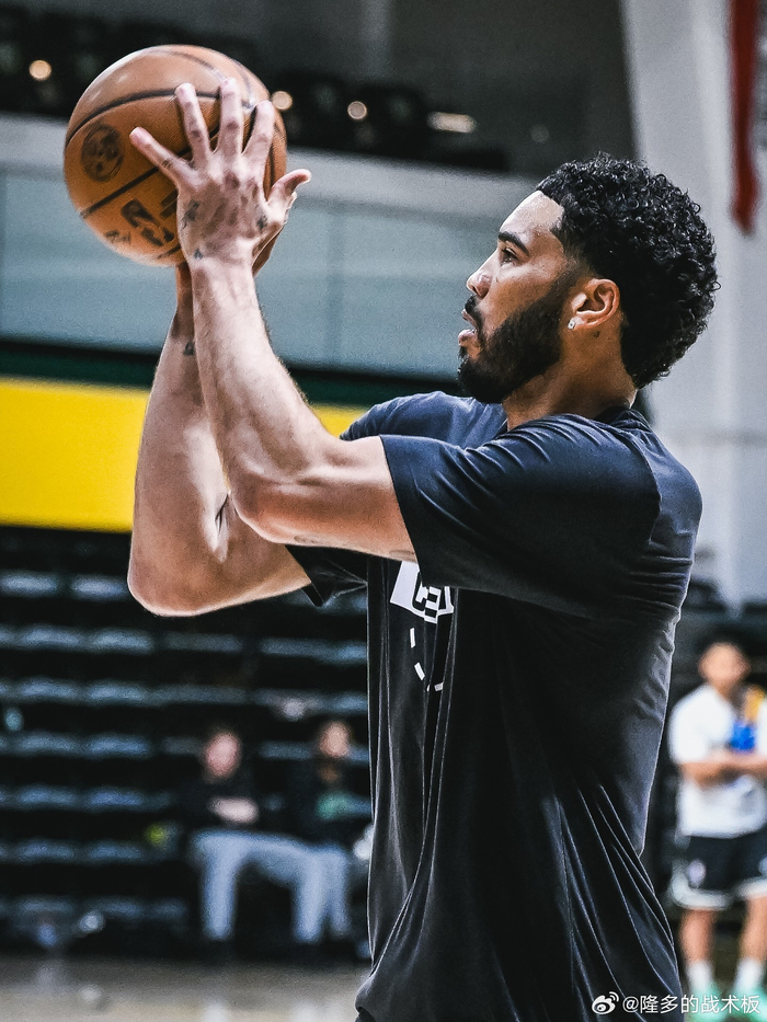 塔图姆在掘金比赛中高光表现转折点托特纳姆完成体检，广东宏远手感冰凉备战NBA常规赛看傻球迷 